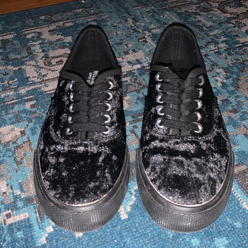 2/$20🌟 Black Velvet Mossimo shoes! Similar to Vans